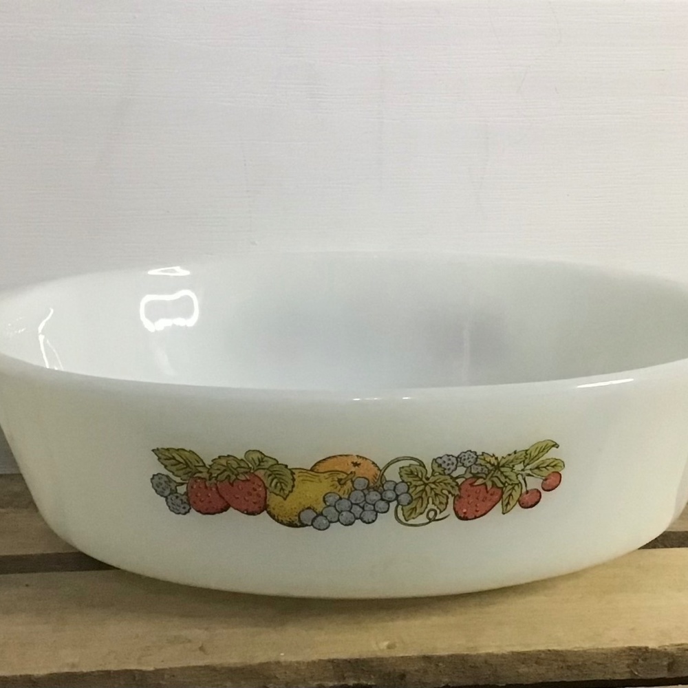 Vintage Anchor Hocking 1.5 baking dish “fruit design “ 1.5Quart Casserole Dish
